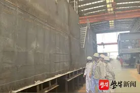 镇江49米趸船开建
环保节能助推水政执法图片