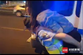 我是谁？我在哪？女子喝醉酒躺路边 民警背上她平安送回家图片