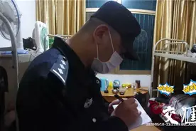 小伙酒后昏睡绿化带，民警耐心救助送其回家图片