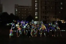 城会玩！“90后”教师创意荧光舞快闪，欢迎学生返校开学图片