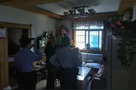 天花板突发巨响，家里的吊灯被震碎！上楼一问，有个姑娘摔了一跤……图片