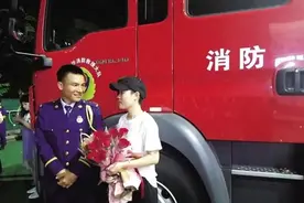 海南消防员“硬核”求婚来了，画面太甜，“单身汪”慎入图片