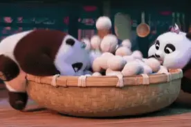 一孕妇走路时孩子突然"掉"下来！为什么生孩子这么轻松？原因却不简单图片