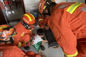 郴州一男孩半个手臂被卷入跑步机，消防5分钟解救成功图片