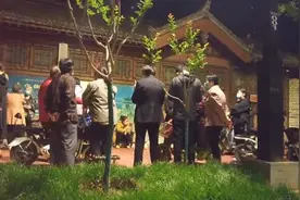 老人相亲角为孩子找对象：现在男女都挑剔视频封面