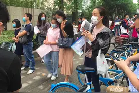 7点15分上外附中门外排起队伍，有孩子集齐三公学校面单！丨现场直击“三公学校”面谈图片