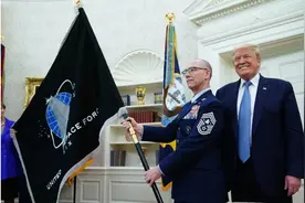 美国揭晓了他们“太空军”的军旗，中国网友都笑哭了......图片