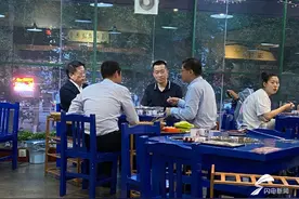 山东这位市委书记请区委书记下馆子撸串，最后扫码结账图片