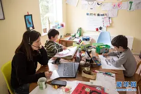 英国：母子“同桌”学习工作 气氛温馨图片