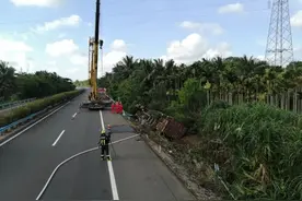 司机死亡！海南东线高速一货车侧翻，可燃气体泄露，情况紧急图片