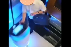男子暴打酒店智能机器人后还伸手推倒，网友：教养真的很重要图片