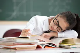 湖南中小学生睡眠问题突出，是什么劫走了孩子的睡眠时间？图片