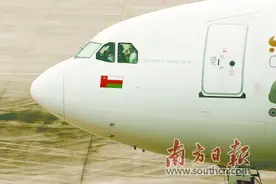 外国包机抵穗“自提”防疫物资图片