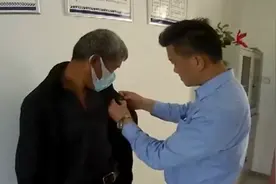 全副武装！花7000元买装备 男子考科目一作弊被抓现行图片