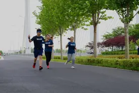 新款郑开马拉松线上开跑，吸引了全国各地上万名跑友，还有三场图片