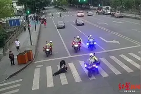 老人过马路突然倒地站不起来，好在4辆警摩为他筑起安全墙图片