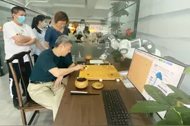 厦门市首台智能围棋机器人试机成功图片