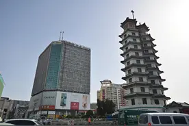 郑州一大厦6层以上将拆除引关注，业主称原指望成为商业中心图片