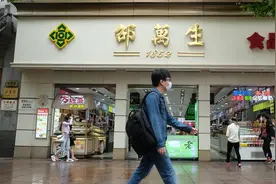 邵万生“小哥”直播剥虾走红，南京路上的糟醉大王“无所不糟”图片