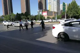 郑州一路口没有红绿灯，为何多年未解决？图片