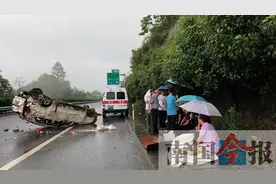 高速路上发生车祸多人受伤 柳州医生“神兵天降”图片