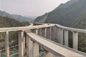 高速公路伸向大山深处图片