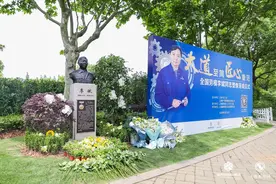 全国劳模李斌塑像揭幕，基座生平事迹展示大国工匠的不凡历程图片