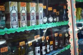疫情期间啤酒短缺，上百墨西哥人饮用假酒后死亡图片