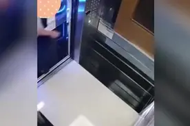 “没招没惹，他进来就狠狠打我……”图片