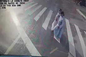 汉服女孩道万福谢礼让，公交司机抱拳回礼视频封面