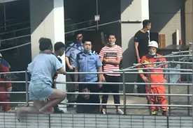 女子欲从9层高楼跳楼轻生 儿子紧拽不放哭喊：不要丢下我图片