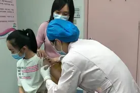 国产二价HPV疫苗首针！湖北10岁女孩成首个接种者视频封面