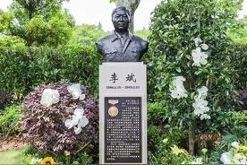全国劳模李斌塑像在青浦揭幕图片