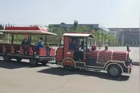 拉风！高校安排托马斯小火车接学生视频封面