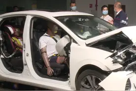 首次拆门硬怼刚墙，这车何以如此“头铁”？图片