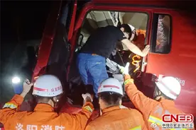 河南洛阳：深夜两车追尾天然气泄漏 消防员紧急救援图片