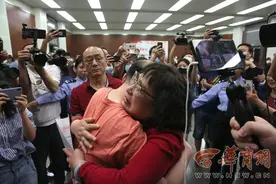 一场感动无数人的重聚！这嘶声裂肺的一声“妈”，“打拐妈妈”等了32年图片
