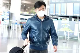 佟大为“老干部”风穿搭现身机场图片