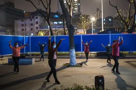 戴着口罩舞动华尔兹 外媒：广场舞重回武汉图片