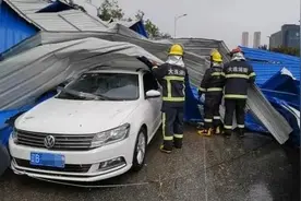 狂风掀飞房顶，砸中行驶的轿车……图片