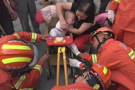 防不胜防：1岁幼儿坐在儿童车内，惊动了消防图片
