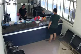 为证明儿子是真儿子，真警察找来了真警察图片