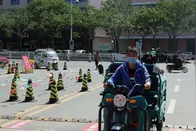 高中非毕业班复学首日 泰安宁阳95后教师化身志愿车夫帮学生搬运行李视频封面