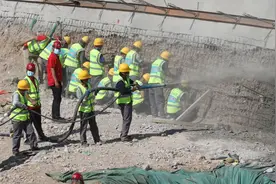 紧急抢险，地铁11号线西段首钢站施工现场“自来水管断裂”视频封面