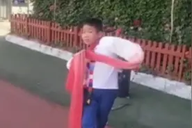 小学生跳惊鸿舞表情满分怎么回事？现场图曝光舞姿婀娜惊艳网友图片