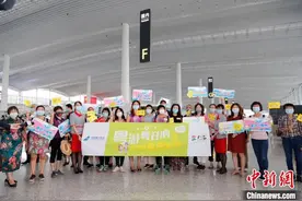 广东省内游重启后的首个航空旅游团启程图片