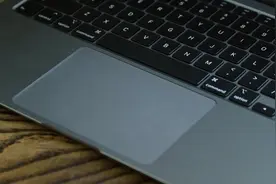 苹果新专利让整个MacBook Pro掌托可作为触控板使用图片