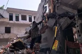 头顶摇摇欲坠水泥块 合肥十五里河片区一拆迁废墟有人冒险拾荒图片