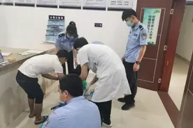 办事群众突发癫痫，派出所女警秒变“急救员”图片