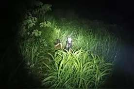 大雨袭城！黑夜里，他们冒雨挺进荒山，生生“喊出”一条生命通道图片